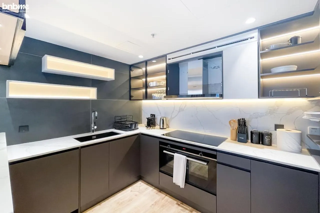 Designer Apartment On The Marina Walk 두바이