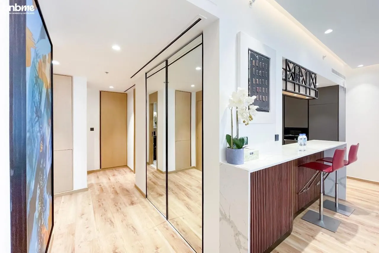 Designer Apartment On The Marina Walk  두바이