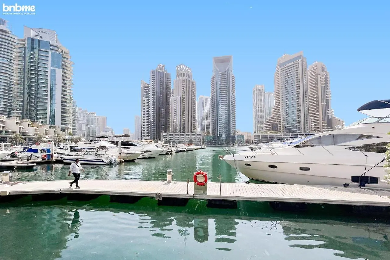 Designer Apartment On The Marina Walk  두바이