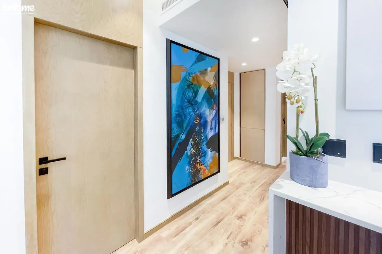 Designer Apartment On The Marina Walk  두바이